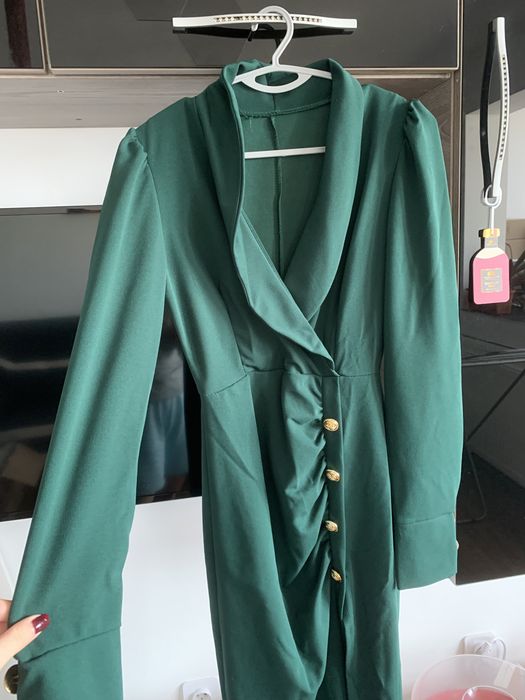 Rochie verde elegantă cu butoni aurii