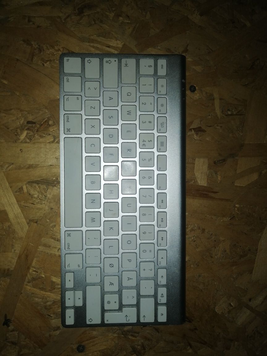 Apple A1314 Wireless Keyboard - US English (MC184LL/B)