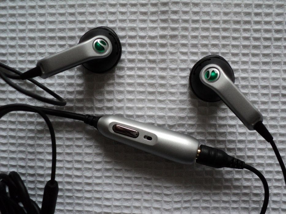 CASTI SONYERICSSON in-ear, absolut noi, model HPM-64