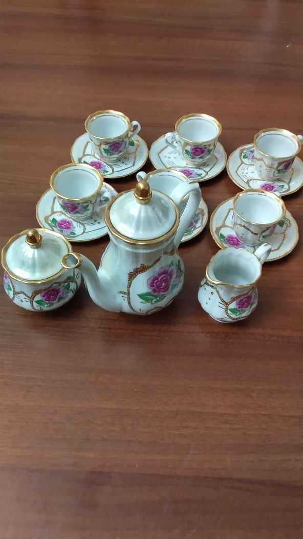 Продам кофейный сервиз с декором из Роз.