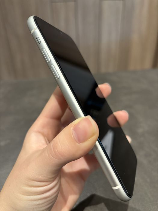 iPhone 11 • 128GB • Бял • Много добро състояние