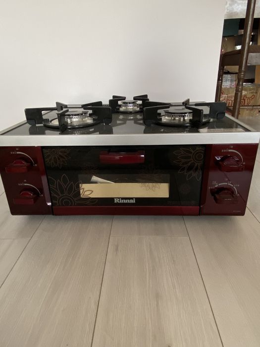 Продам компактную газовую плиту с минидуховкой . Южная Корея