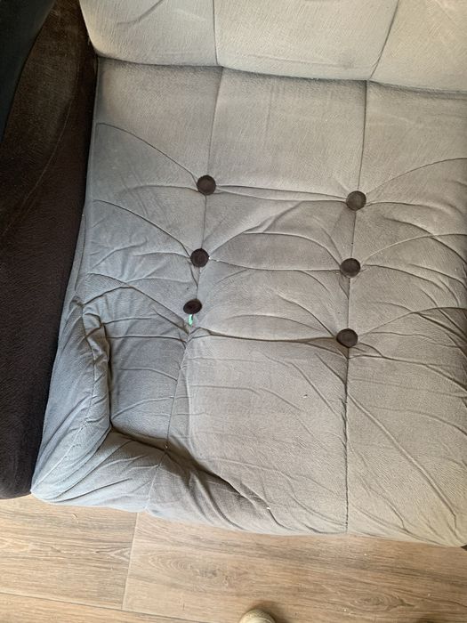 Отдам даром кресло. С одной стороны продавлено, требует ремонта……………..