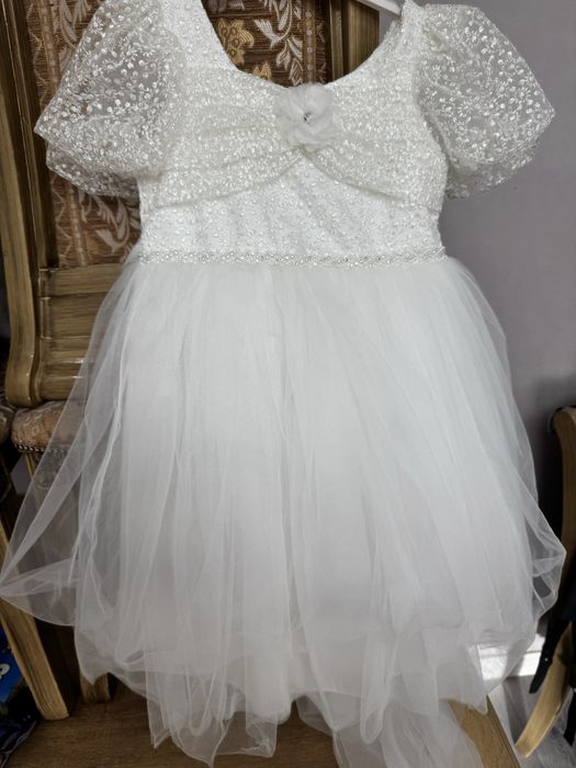 Белое, бальное платье на утренник, на торжество, с небольшим шлейфом