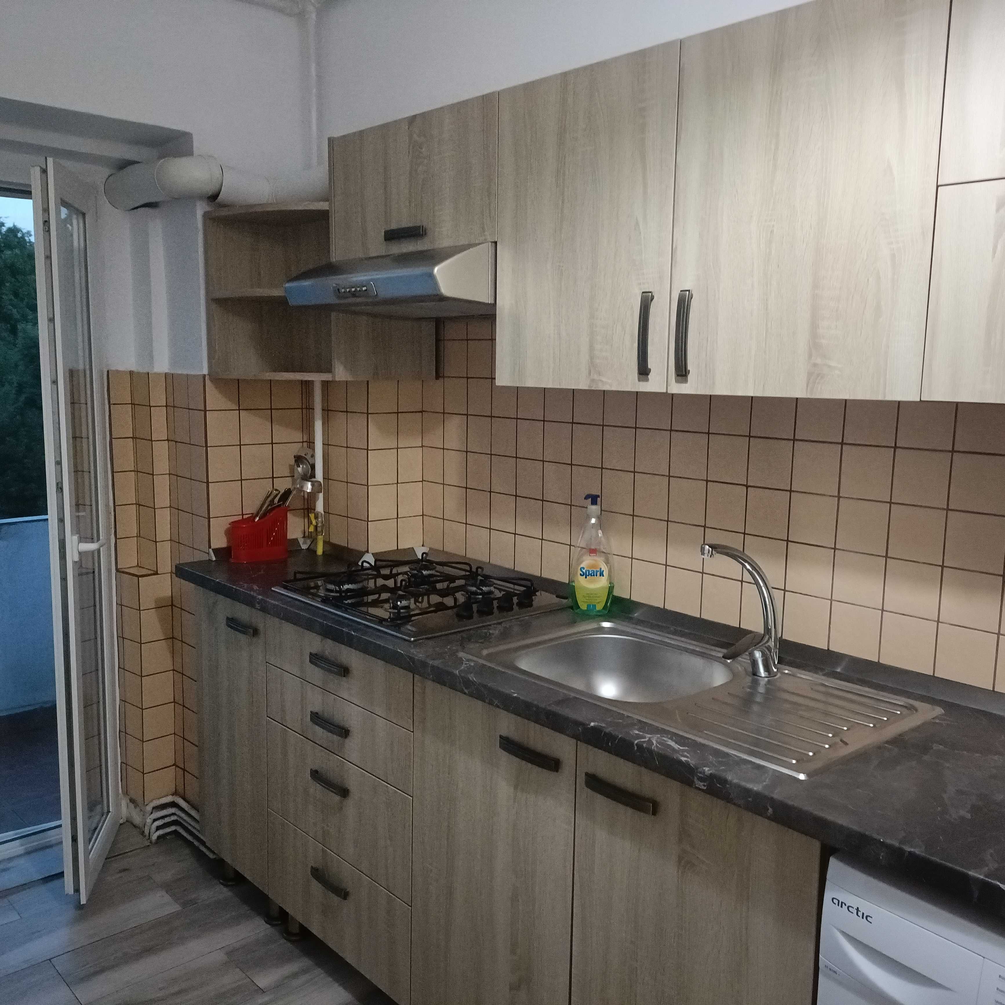 Apartament de închiriat zonă centrală cu 2 camere.