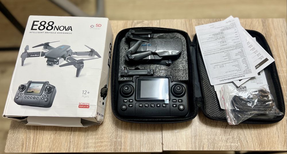Dronă E88 Nova – Nouă, cu cameră HD și ecran pe telecomandă