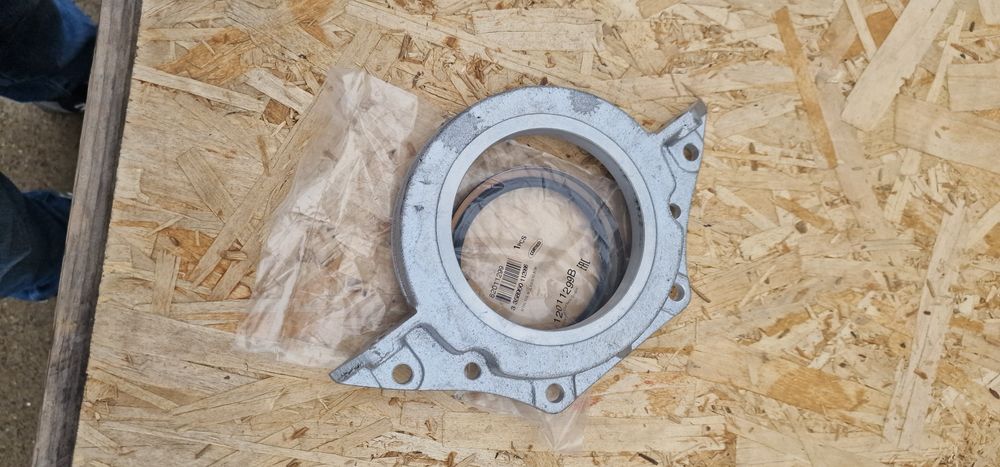 Capac cu semering motor tractor fiat 411.415 preț 450 lei se poate tr