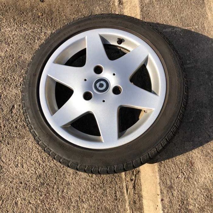 Vând 4 cauciucuri de vara,   pentru SMART For Two, cu jenți aliaj.