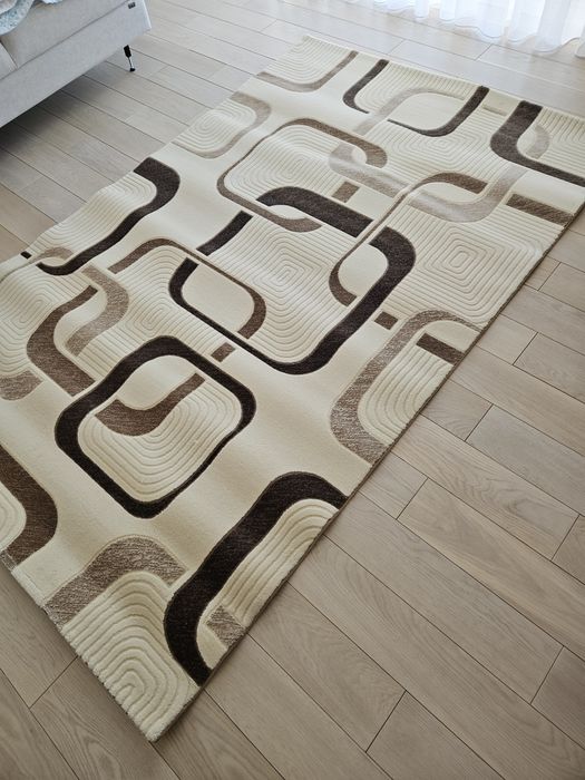 Ковёр  - палас с рисунками стиля "модерн".