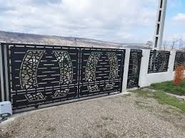 Poarta debitată la laser