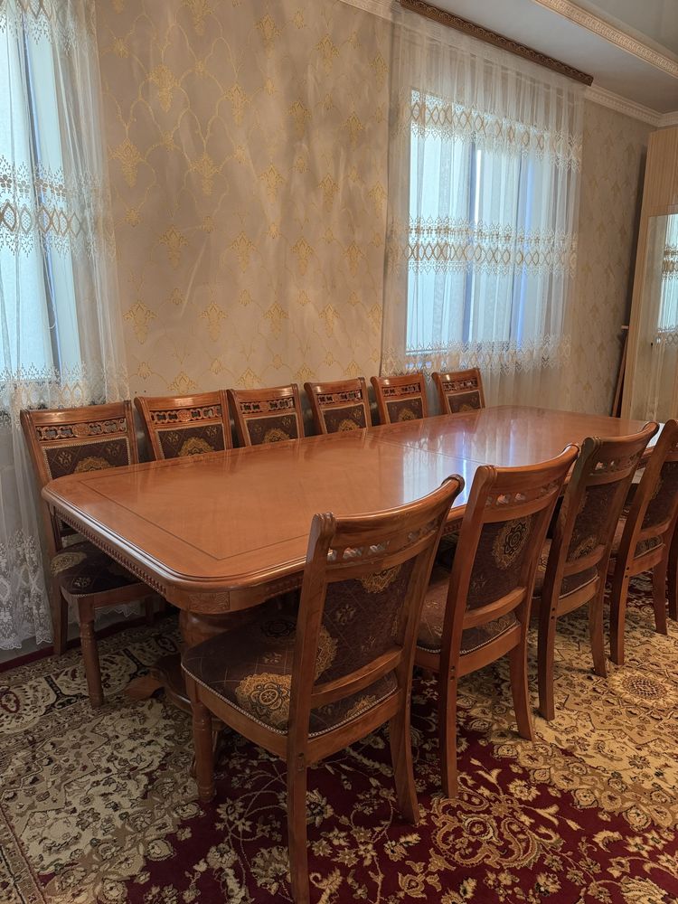Стол и стулья