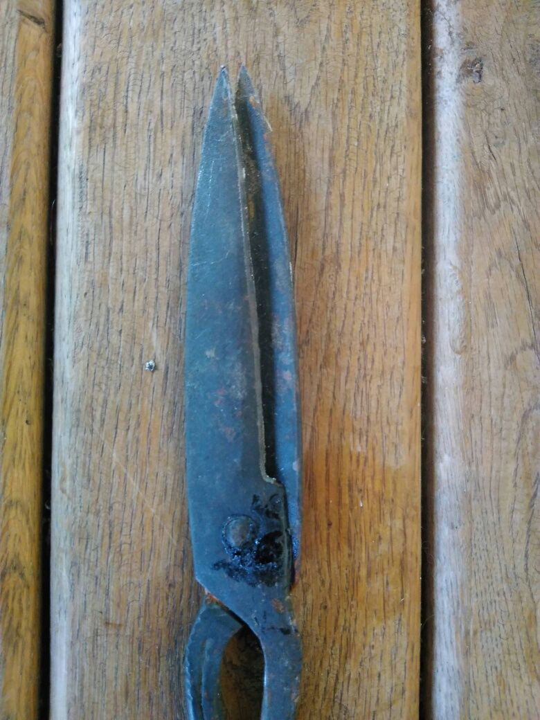 Продавам антикварна кована Българска ножица19 век Малка