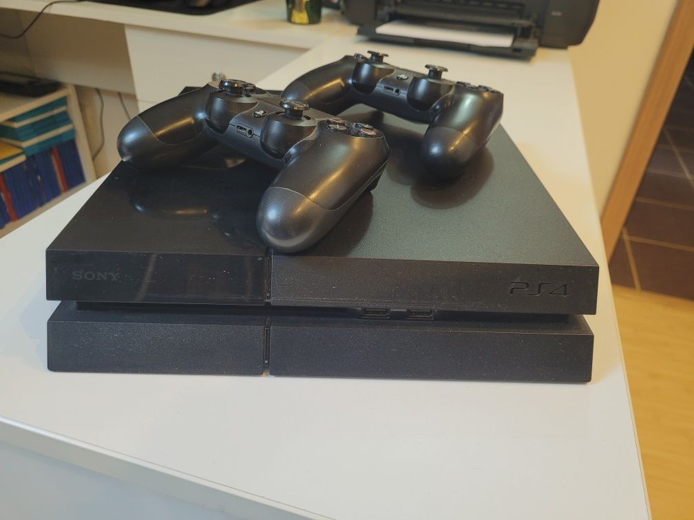 Vand PS 4 + casti si incarcator manete