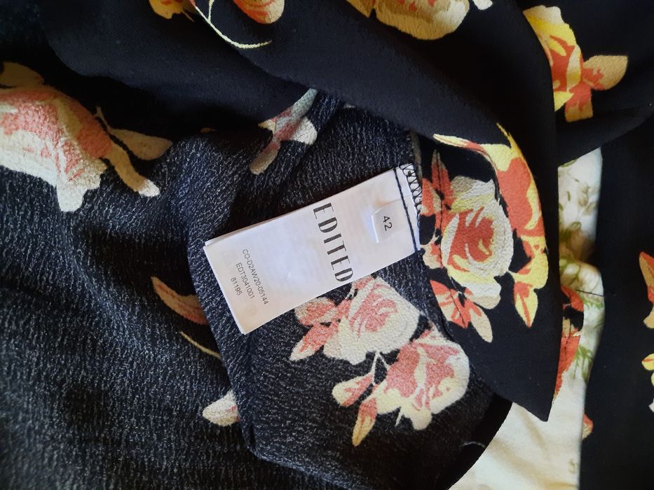 Frumoasa bluza din vascoza neagra cu imprimeu floral mărimea 42