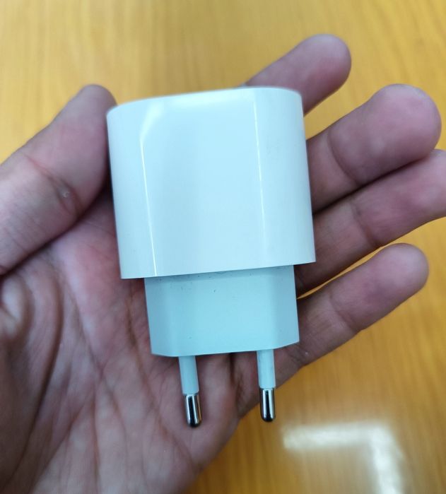 iPhone original zaryadchik sotiladi yangi 3 4 marta zaryad quyilgan