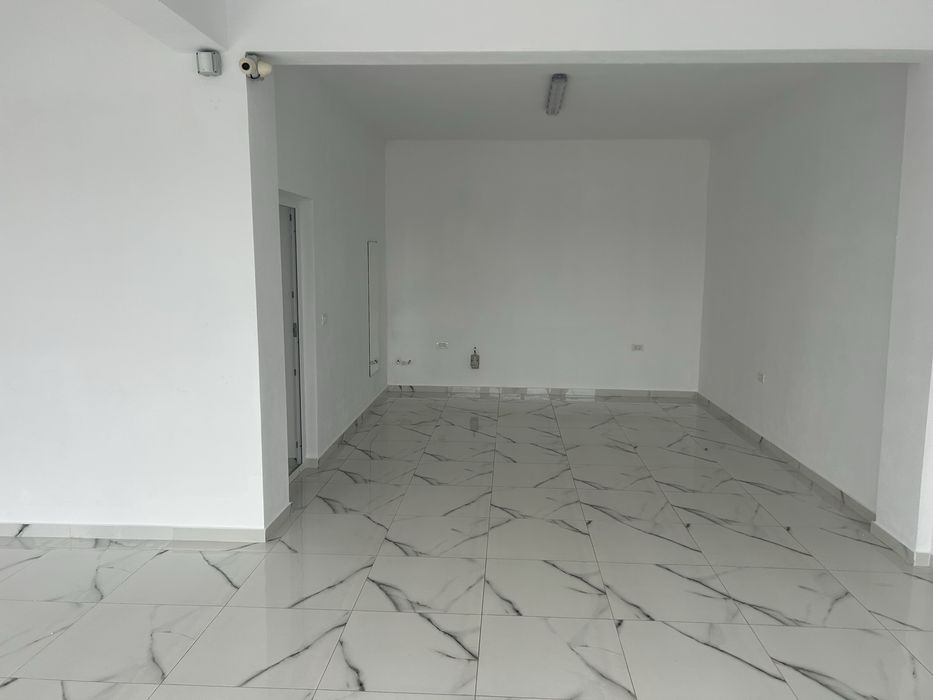 Vand spatiu comercial Albesti