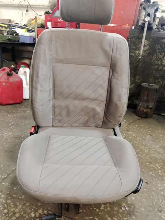 Продам сиденья на Ауди