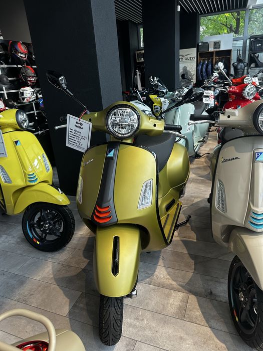 Vespa GTS 300 SuperSport 2024 - Practic Nouă, Doar 24 KM!