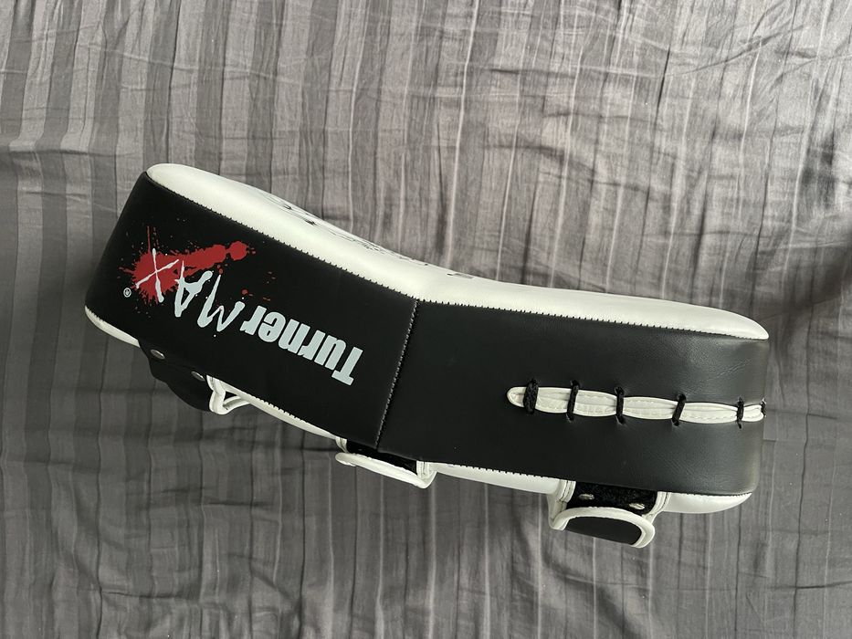 Protectie pentru brat, alb-negru, pad de box, pad tailandez.