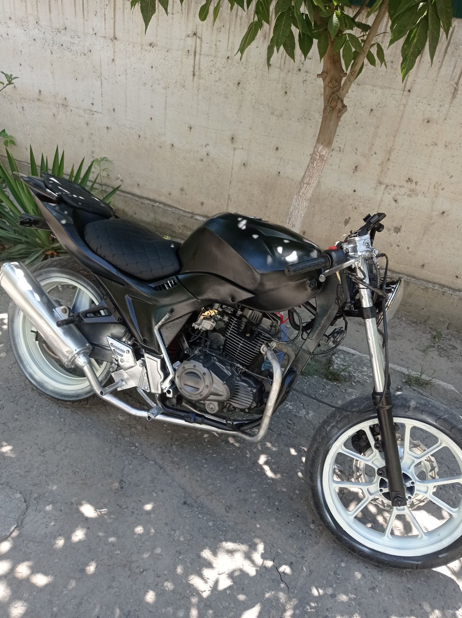 Mototsikl sotiladi varyantkayam beriladi