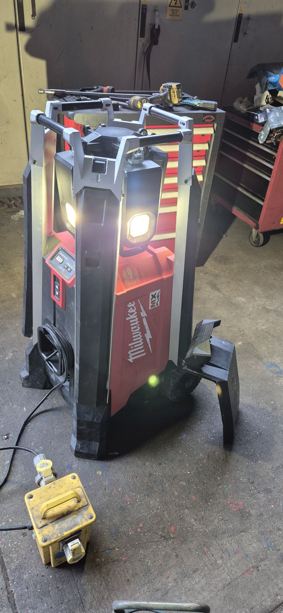 Milwaukee MXF TL turn de lumini nocturna