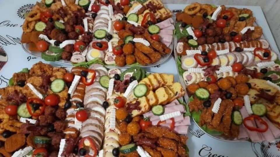 Platouri cu aperitive și sarmale cu varza murata!