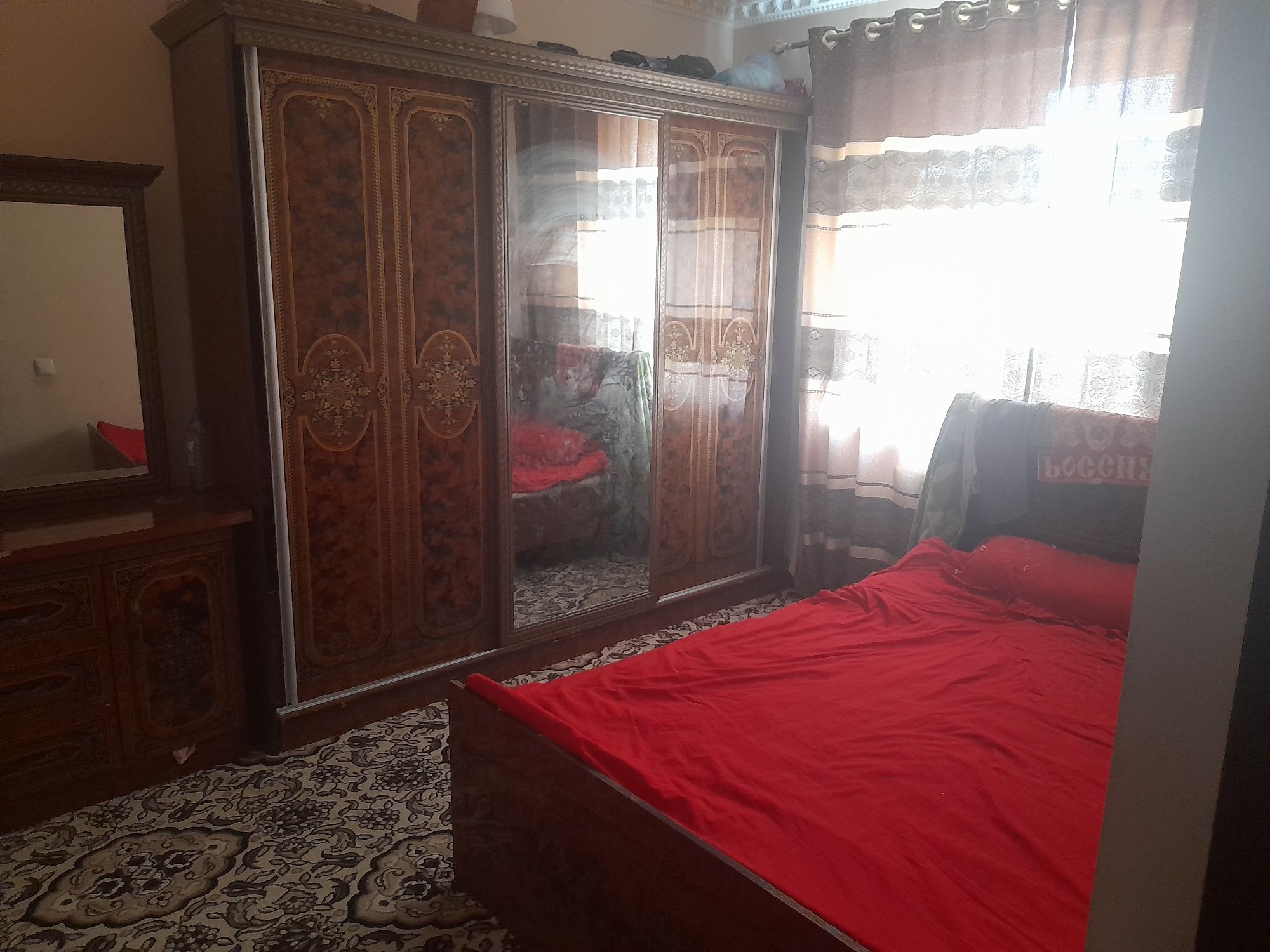 Shavot tumanida 3 xonali kvartira zudlik bilan sotiladi. Baxosi 120 ml