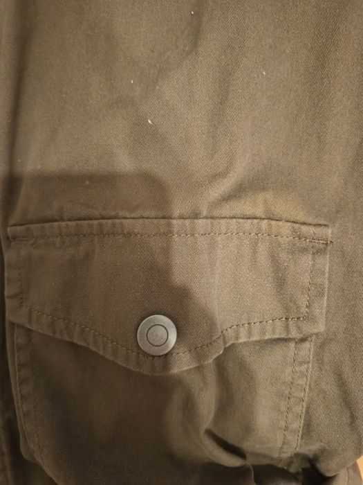 Geaca de blug cu buzunare cu capsa ,adecvată pentru zilele de toamna