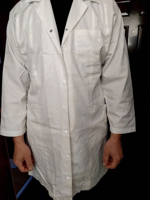 Бели работни дрехи