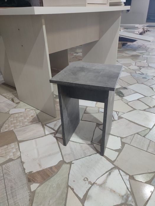 Табуретки по 2000 новве