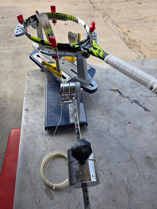 Aparat racordat rachete tenis