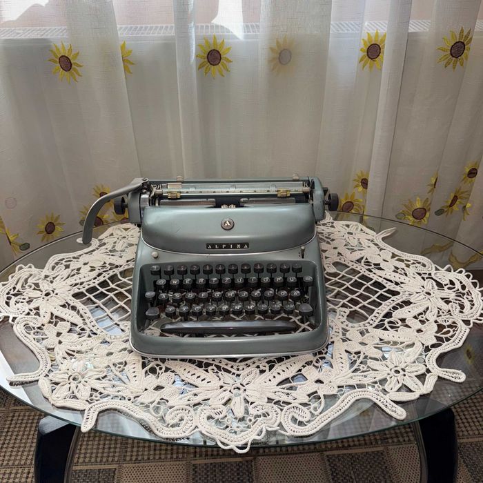 masina de scris Alpina cu scris RAR si FUNCTIONALA