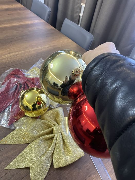 Украшения для уличной елки, банты 30х30, шары диаметром 13 см и 20 см.