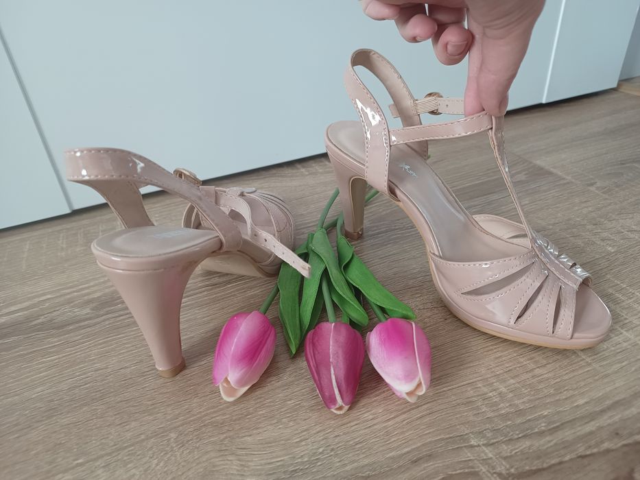 Sandale bej mărimea 35