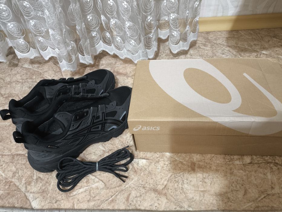 Кросовки ASICS черные, теплые