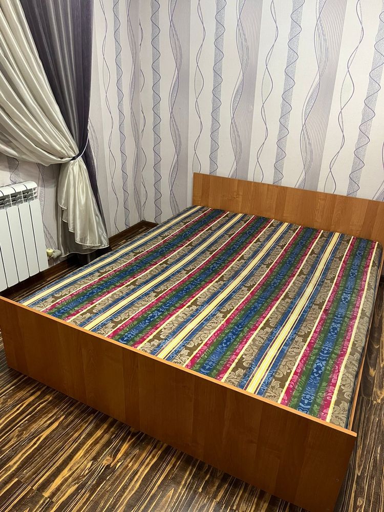Кровать с матрасом и тумбочками