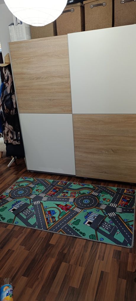 Детски килим с възможност да се играе с детски колички.