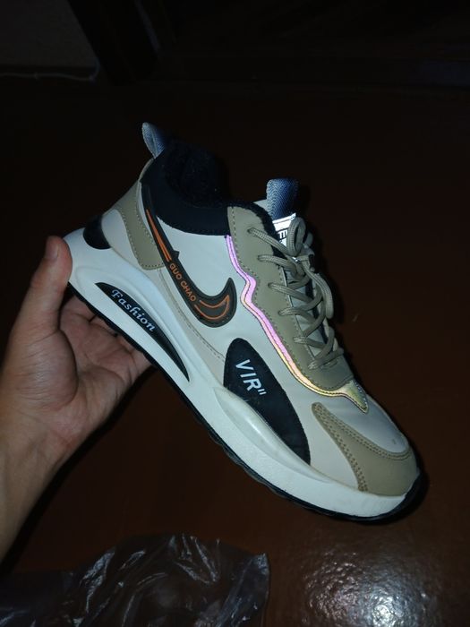 Кроссовки Nike.          .