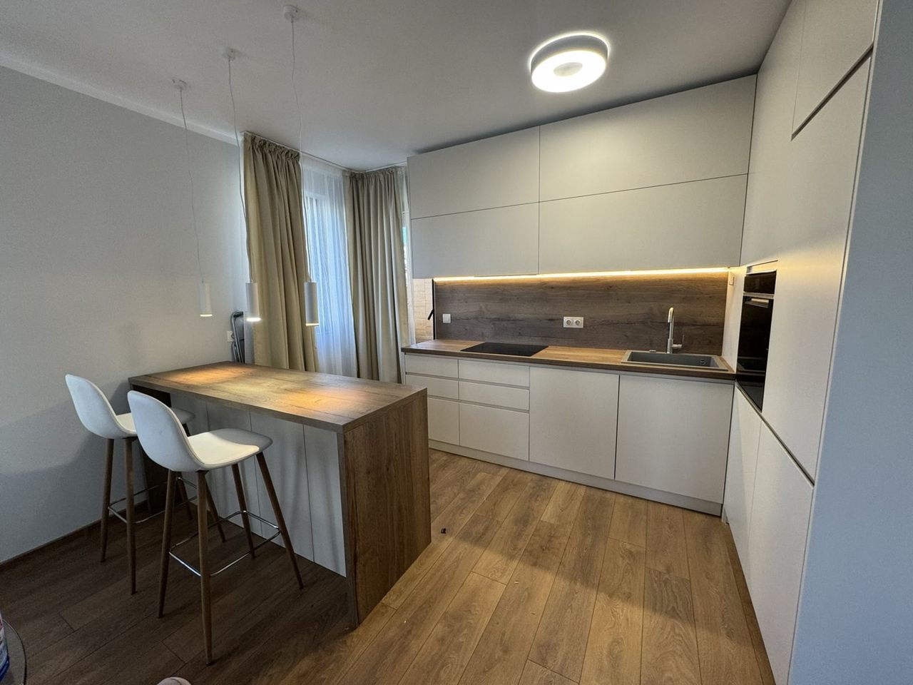 Дава се под наем Тристаен апартамент в София, Център - 151 кв.м за 1400 € - Снимка #2