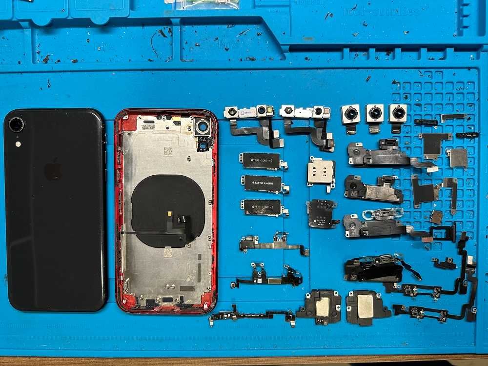 iPhone XR на части