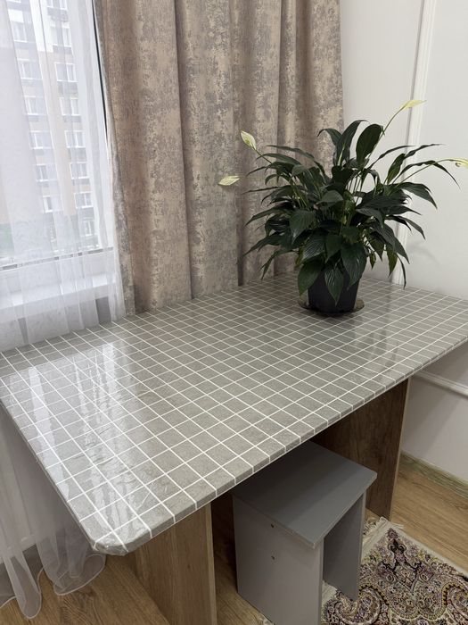 Стол с табуретками