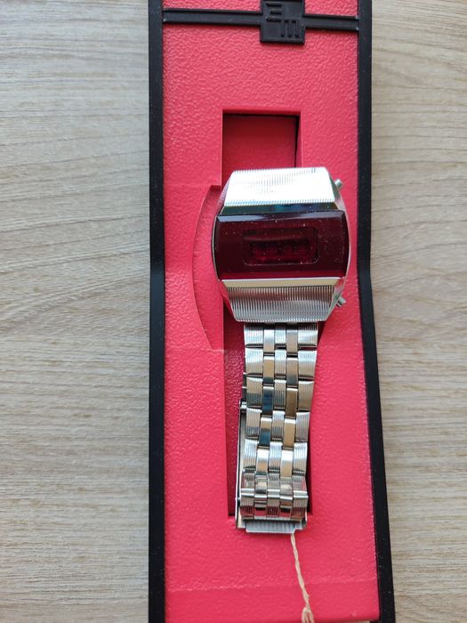 Часы СССР электронный  80 года  абсолютно новые   в своей упаковке