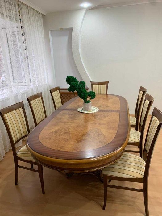 Продаю стол и 8 стульев, г. Караганда