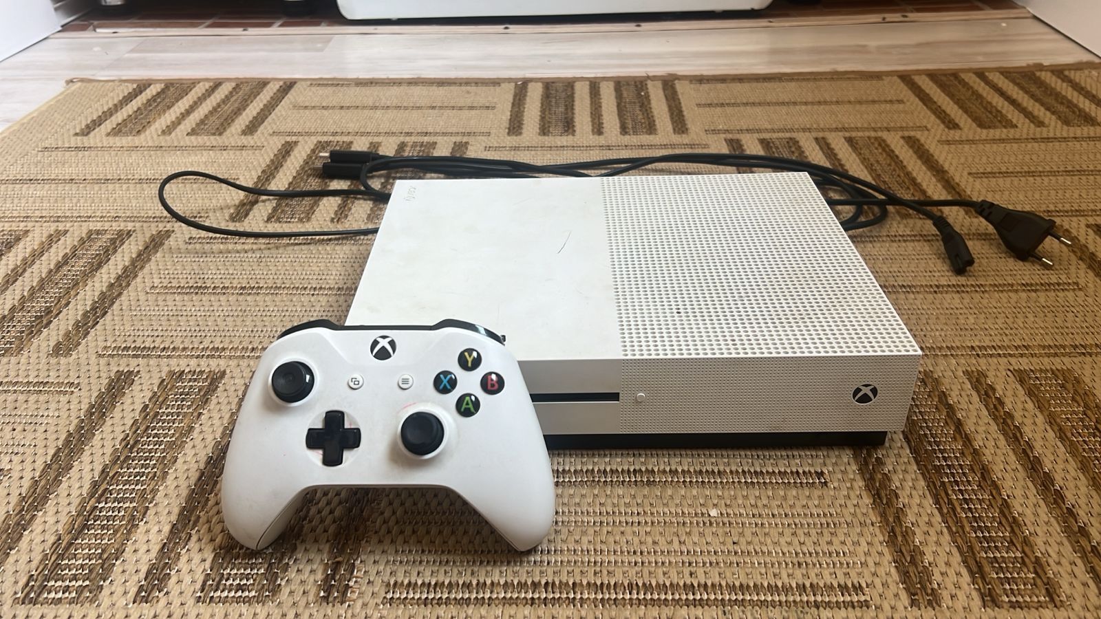 Продаю xbox one  с джостикам