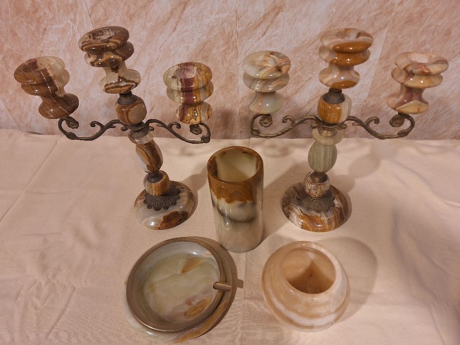 Свещници  вази и пепелник оникс