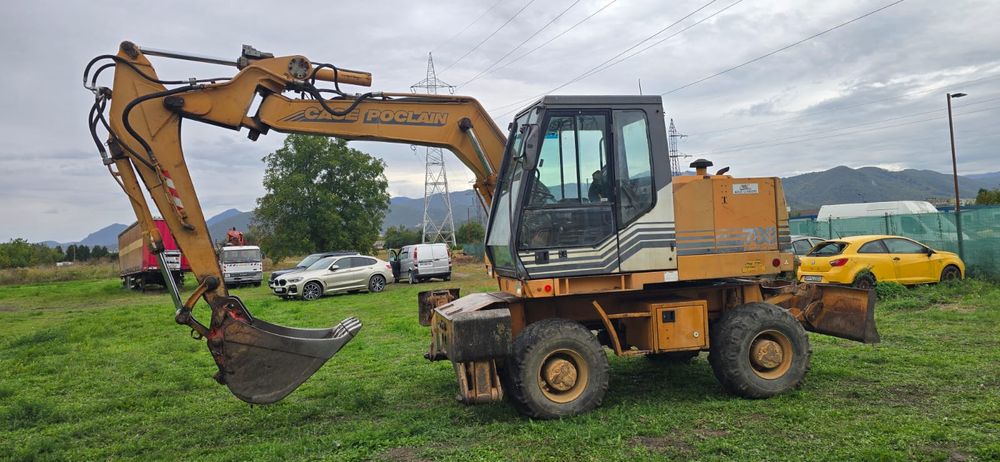 Excavator CASE 788 pe pneuri