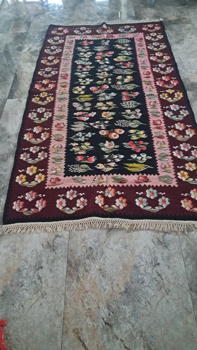 Covor din lana naturala merinos 100%.  lucrat in gherghef