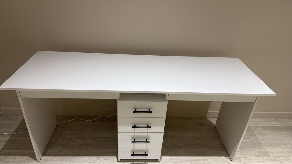 Стол Икеа в идеальном состоянии