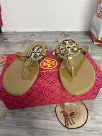 Tory Burch slapi