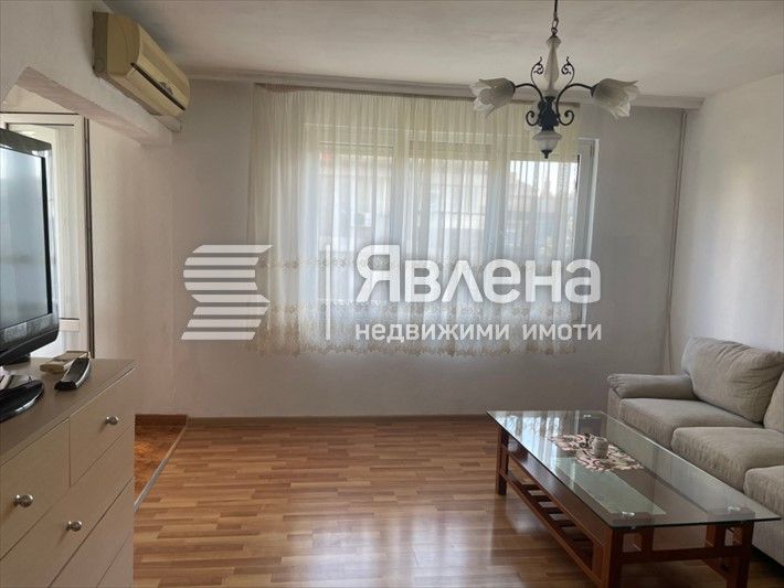 Тристаен до Ботева градинка